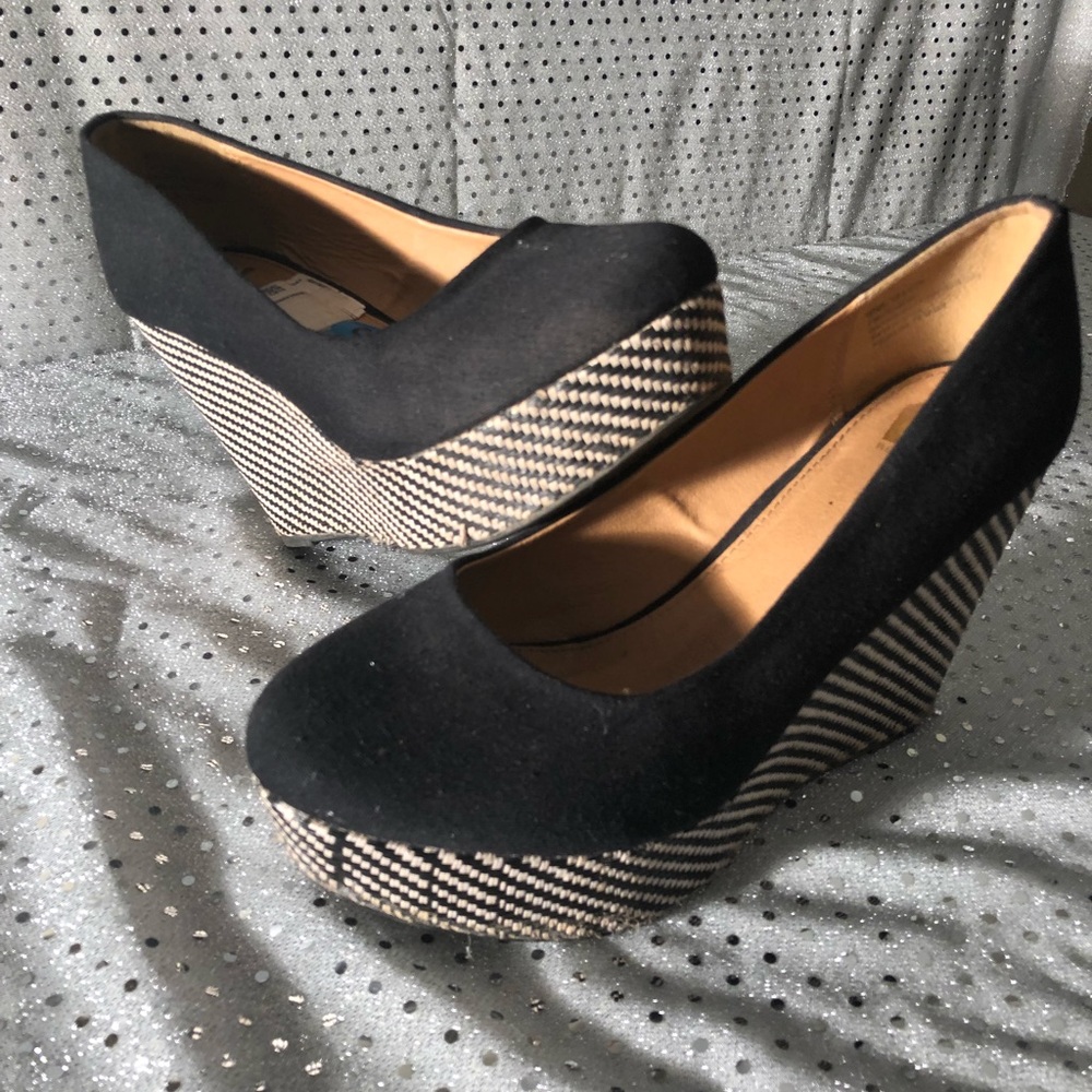 wedges black